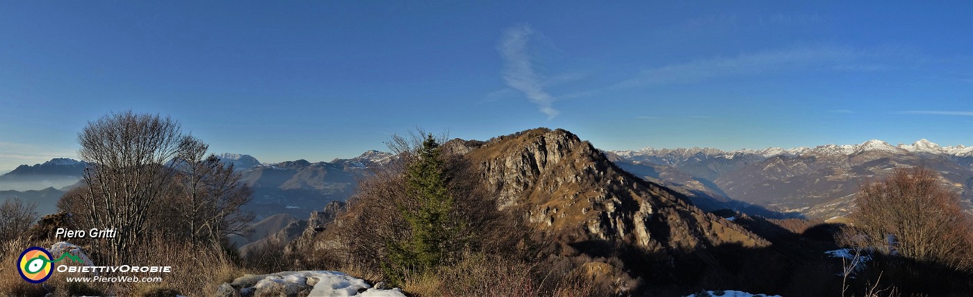 45 Dal Castel Regina (1424 m) vista panoramica col Foldone (1502 m) in primo piano.jpg